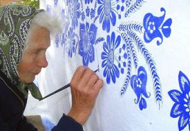 Bà cụ 90 tuổi leo giàn giáo vẽ tranh tường nghìn đô